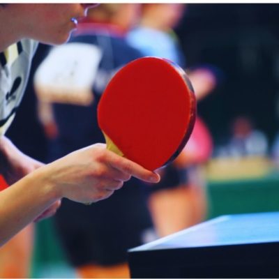 サーブの構えをする卓球選手