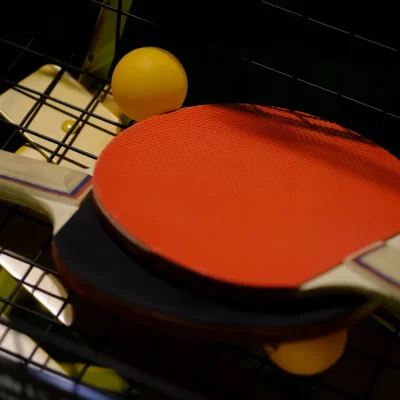 かごに入った卓球ラケット