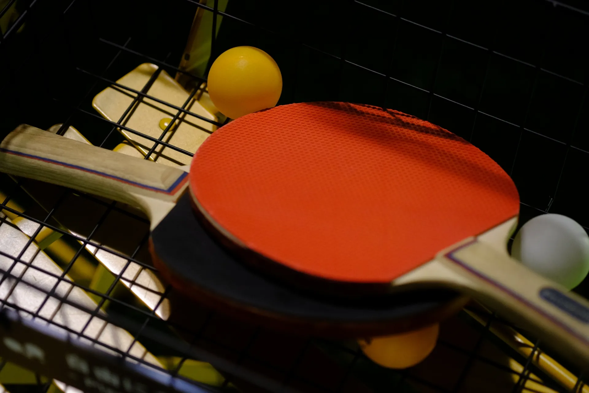 かごに入った卓球ラケット