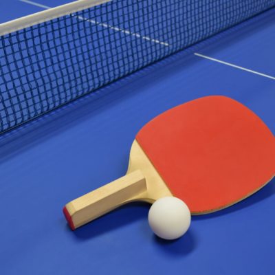 ペンホルダーの卓球ラケットと卓球ボール