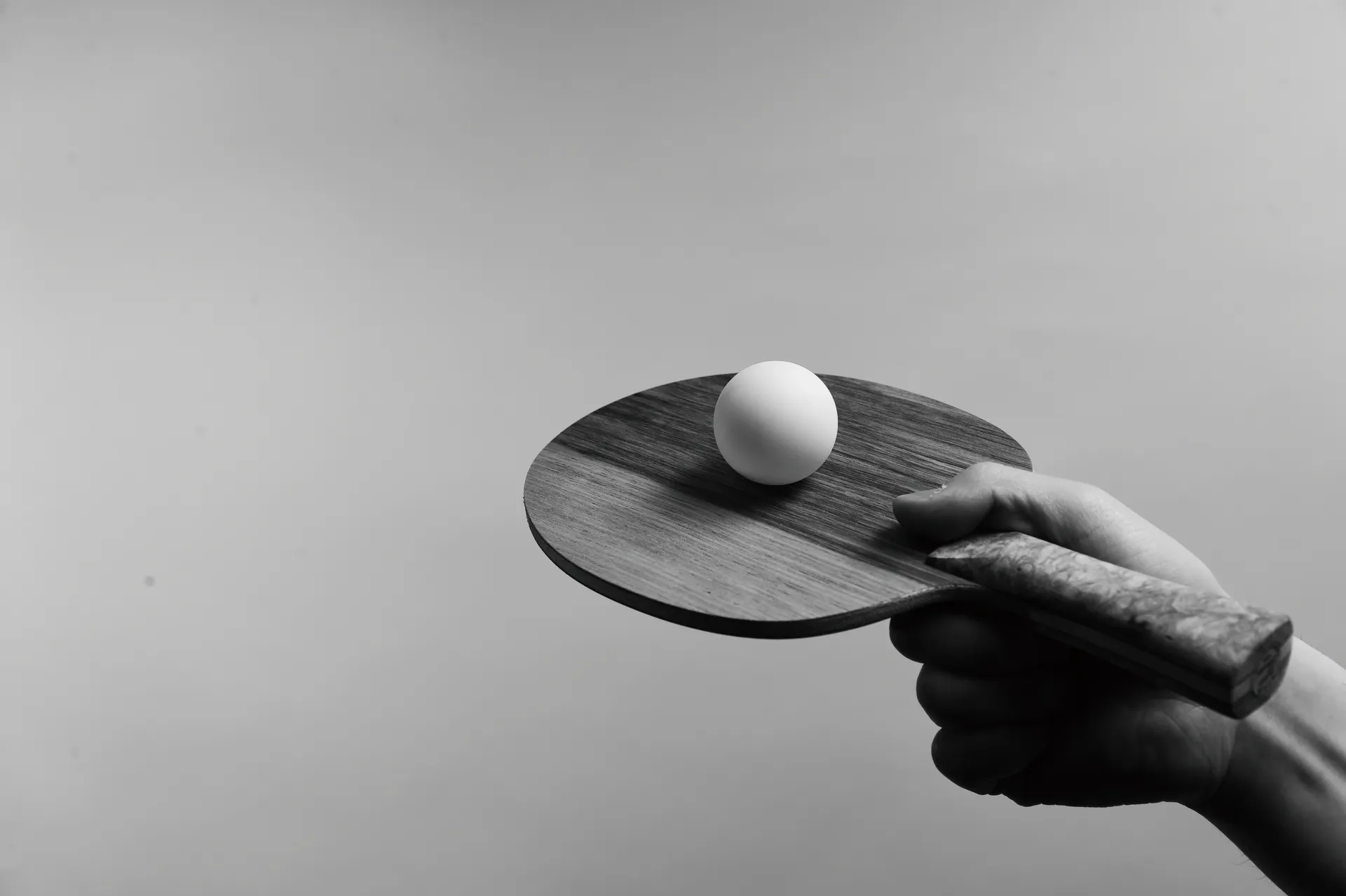 【卓球】横下回転、横上回転サーブのバレない打ち方と返し方を徹底解説