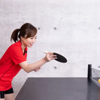 卓球の練習をする女性選手