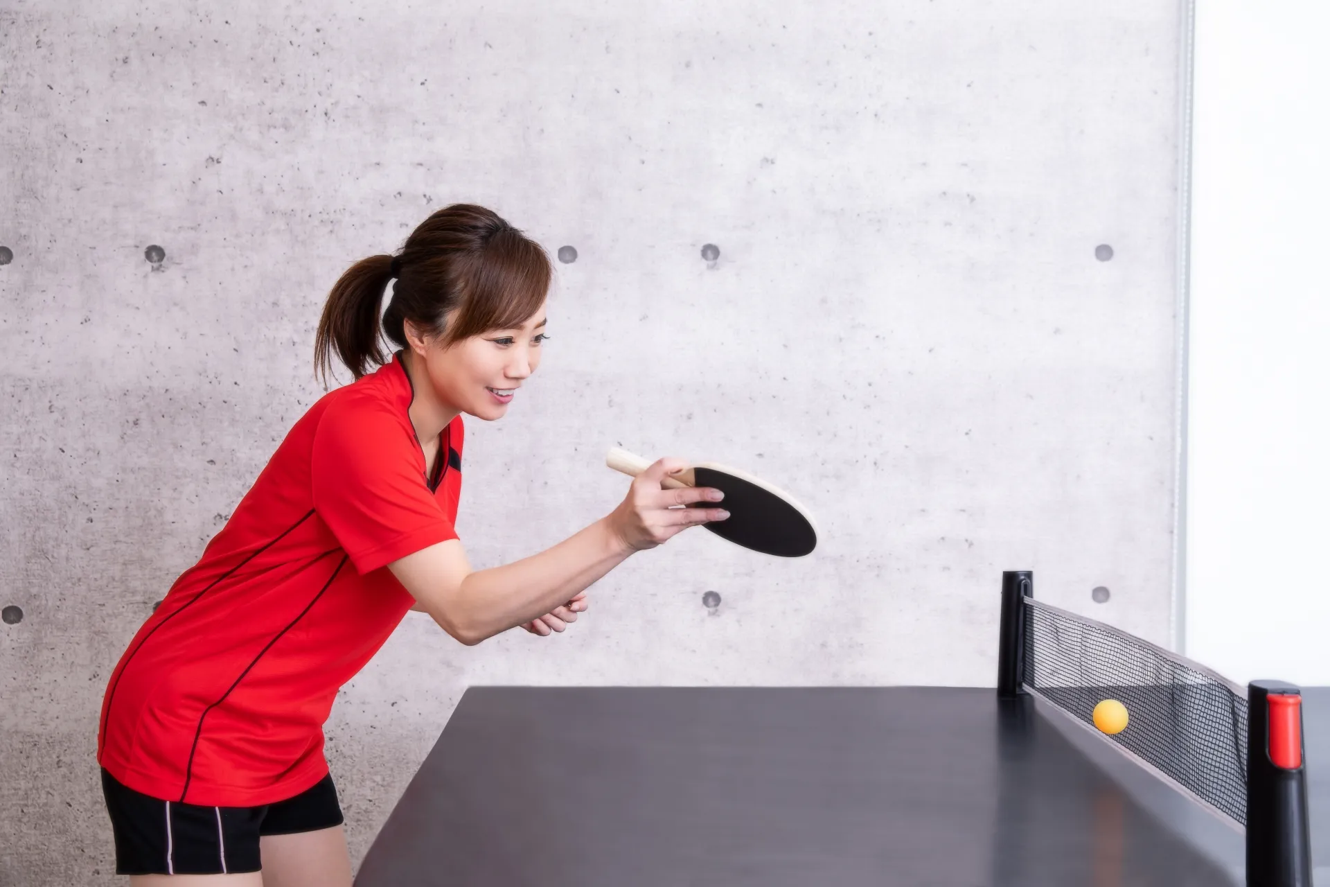 卓球の練習をする女性選手