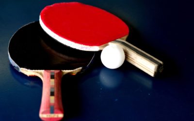 ２枚の卓球ラケットとピンポン玉
