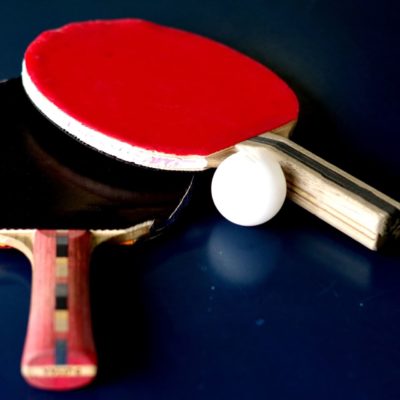 ２枚の卓球ラケットとピンポン玉