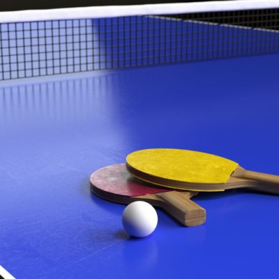 卓球台にあるラケット