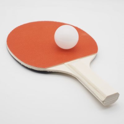 卓球ラケットとピンポン玉