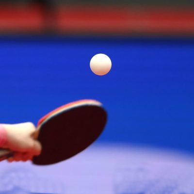 卓球で返球する瞬間