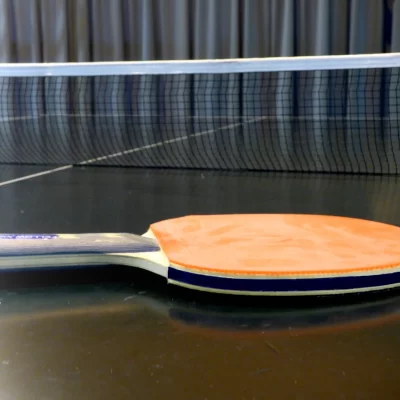 卓球台に置かれた卓球のラケット