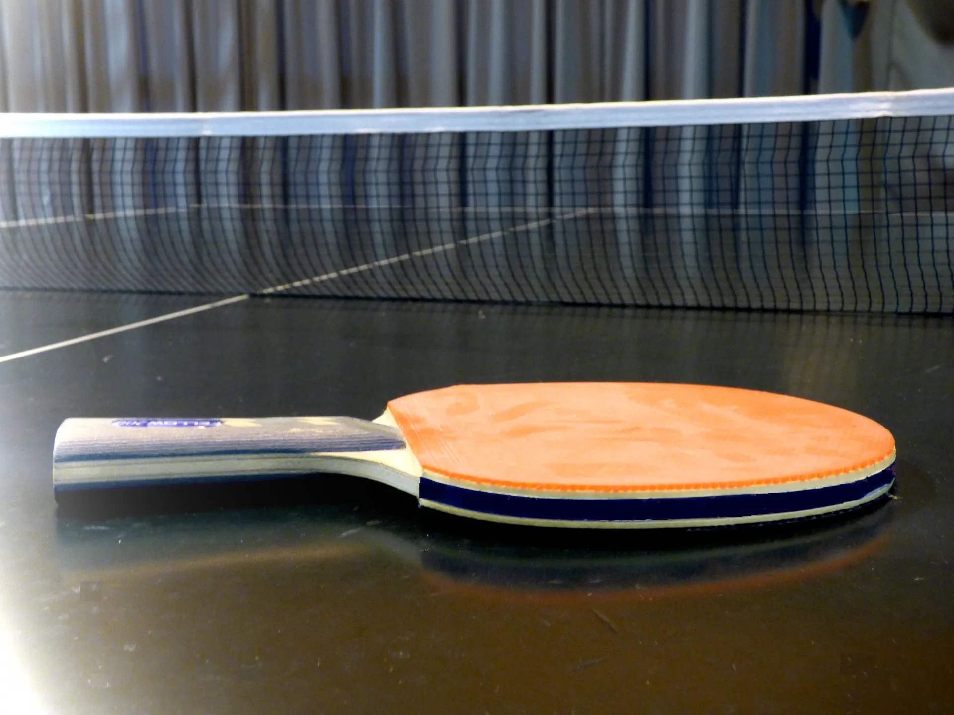 卓球台に置かれた卓球のラケット