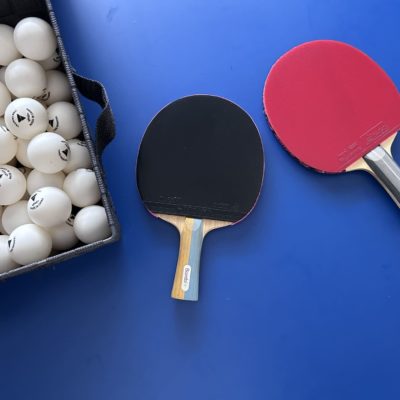 卓球のラケットとボール