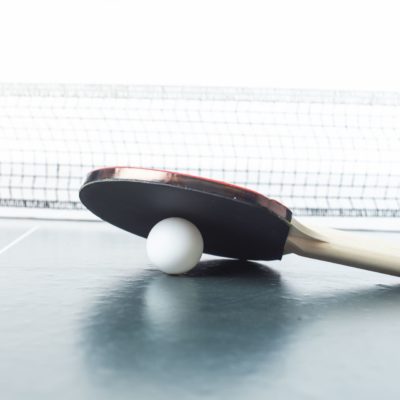 卓球の球に乗るラケット