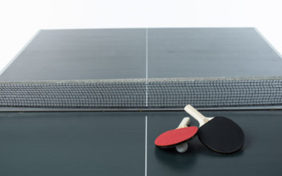 卓球台に置かれたラケットとボール