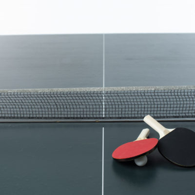 卓球台に置かれたラケットとボール