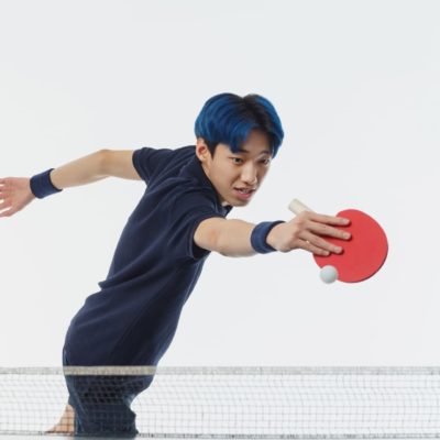 スマッシュを決めている男性