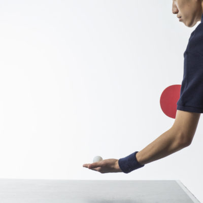 サーブの構えをする男性