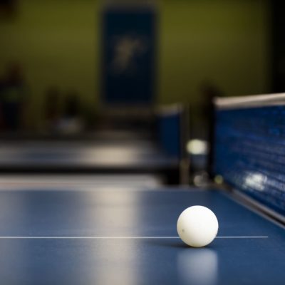 ネットの前に止まっている卓球ボール