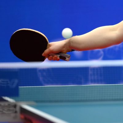 卓球のドライブの瞬間