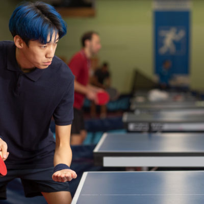 サーブをする男性