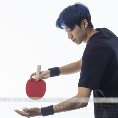 サーブをする男性