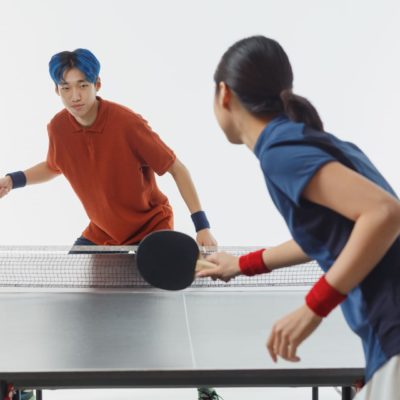 ラリーの練習をする男女