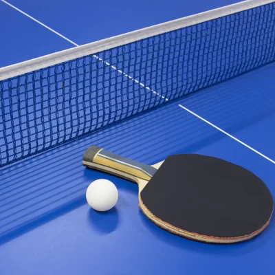 黒い卓球のラケットとピンポン玉