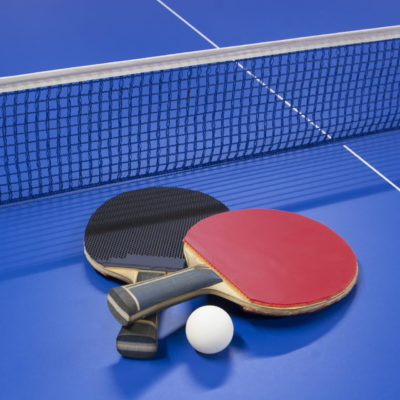 卓球代におかれたラケットと球