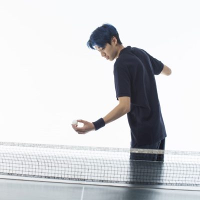 サーブを打つ様子