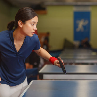 レシーブの構えをする女性