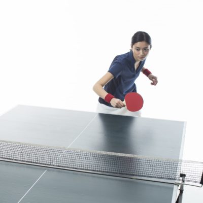 バックハンドで左を打ち返す女性