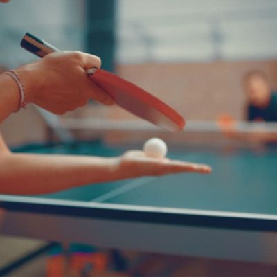 卓球のサーブの様子