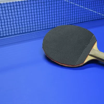 卓球台に置かれた黒いラケット