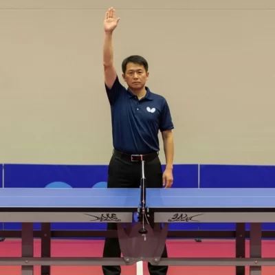 レットのジェスチャーをする審判員