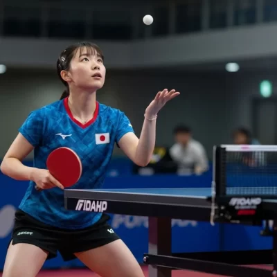 ハイトスをする卓球選手