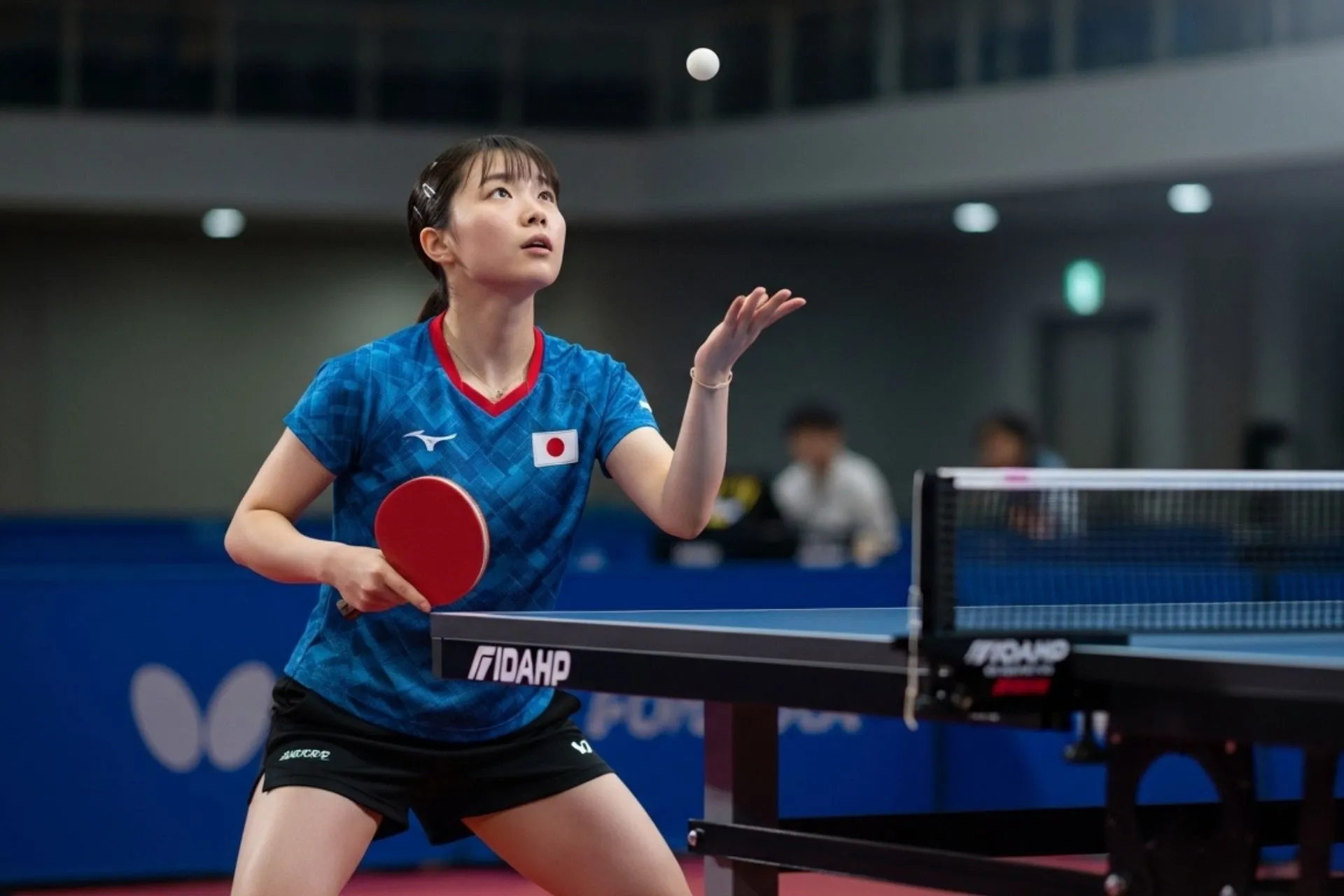 ハイトスをする卓球選手